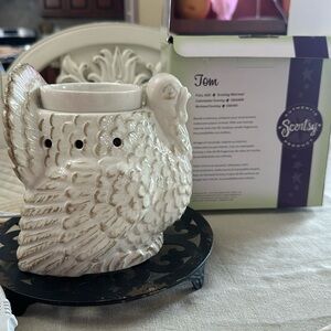 NIB - SCENTSY “TOM” WARMER - IN ORIGINAL BOX